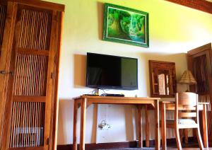 Televiisor ja/või meelelahutuskeskus majutusasutuses Junjungan Ubud Hotel and Spa