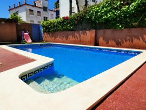 a small swimming pool in the middle of a building at Beach House Castelldefels in Castelldefels