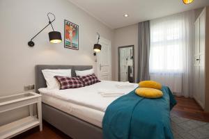 ソポトにあるArt House Plusのベッドルーム1室(大型ベッド1台、青い毛布付)