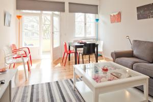 ein Wohnzimmer mit einem Sofa und einem Tisch in der Unterkunft Schloss Apartment in Berlin