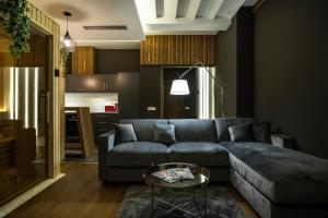 een woonkamer met een bank en een tafel bij Little Dubai in Belgrado