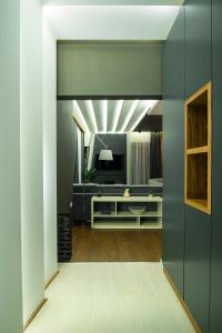 een woonkamer met een televisie en een kamer met een hal bij Little Dubai in Belgrado