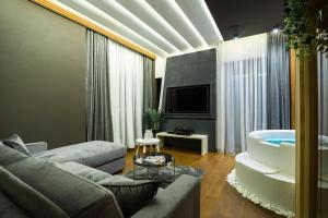 een woonkamer met een bank en een zwembad bij Little Dubai in Belgrado
