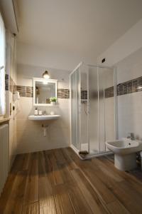 Koupelna v ubytování InGarda Rooms