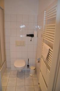 ヘリングスドルフにあるVilla Inge Appartement 10の白いバスルーム(トイレ、シンク付)