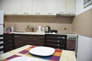 uma cozinha com uma mesa com um prato em Alindro City Center Apartment em Tirana