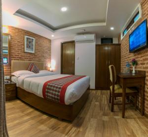 Posteľ alebo postele v izbe v ubytovaní Kailash Kuti Inn