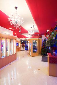 un gran vestíbulo con un árbol de Navidad y lámparas de araña en Hotel Park Inn (Adult Only), en Matsuyama
