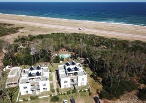 an aerial view of a house next to the beach at Apart Hotel El Caracol in José Ignacio