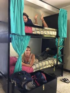 מיטה או מיטות קומותיים בחדר ב-Costa Rica Backpackers