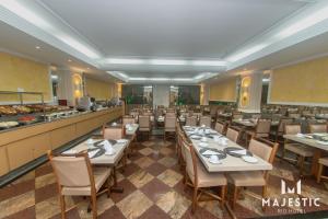 Majestic Rio Palace Hotel tesisinde bir restoran veya yemek mekanı