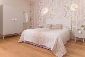 a bedroom with a white bed and a white cabinet at B&B ALLE SCALETTE in Trissino