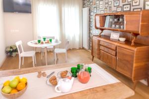 een woonkamer met een tafel met een schaal fruit bij B&B ALLE SCALETTE in Trissino