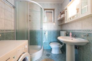 ein Badezimmer mit Toilette, Waschbecken und Dusche in der Unterkunft Apartments Villa Kulish in Cavtat
