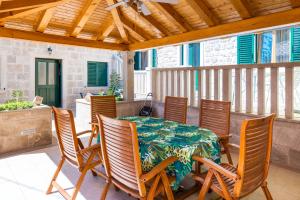 eine Terrasse mit Tisch und Stühlen auf einer Veranda in der Unterkunft Apartments Villa Kulish in Cavtat + 32 Fotos