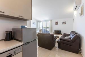 Kuchyň nebo kuchyňský kout v ubytování Apartmani Marinela