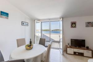 TV a/nebo společenská místnost v ubytování Apartmani Marinela