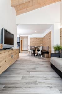 TV a/nebo společenská místnost v ubytování Junior Suite Orso Grigio