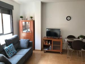 ein Wohnzimmer mit Sofa und Fernseher in der Unterkunft La Caixeta in Vinarós