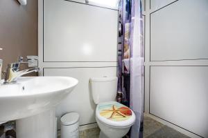 W łazience znajduje się umywalka i toaleta z fotelem z rozgwiazdy. w obiekcie Nea Chora Maisonette w Chanii +12 zdjęć