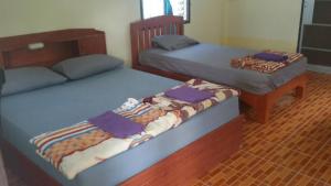Baan Suan Kittikorn tesisinde bir odada yatak veya yataklar