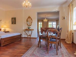 Giường trong phòng chung tại VacationClub - Trzy Korony Piastów Apartament 37 +12 ảnh