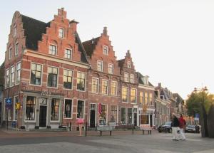 a group of buildings on a city street at Tolhuisje bij Driezum in Driesum