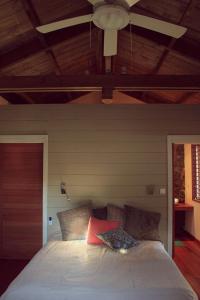 מיטה או מיטות בחדר ב-La Kaz Nana Sakifo - Maison d'hotes