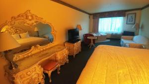 Postel nebo postele na pokoji v ubytování Palace Inn & Suites