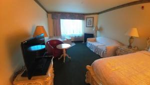 Postel nebo postele na pokoji v ubytování Palace Inn & Suites