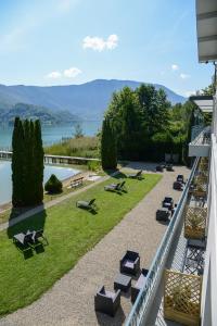 - un balcon offrant une vue sur l'eau dans l'établissement Novalaise Plage, à Novalaise