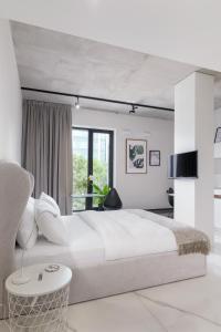 Una cama o camas en una habitación de Centro Design Apartments - Półwiejska