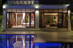 Bazén v ubytování Beach Front Villa nebo v jeho okolí