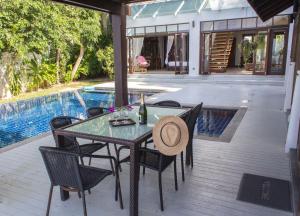 Bazén v ubytování Beach Front Villa nebo v jeho okolí