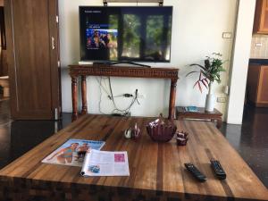 TV a/nebo společenská místnost v ubytování Beach Front Villa