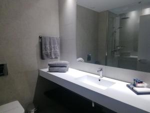 Een badkamer bij Hg City Suites Barcelona Apartments
