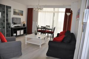 - un salon avec un canapé et une table dans l'établissement Schelvis Apartments, à Zandvoort
