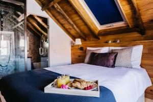 a tray of food on top of a bed at Casa Roaz in Setúbal