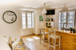 a living room with a kitchen with a counter at Casa Roaz in Setúbal