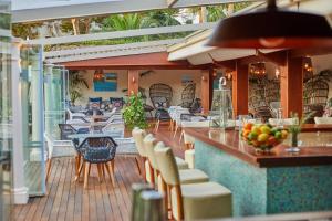 restauracja z krzesłami i stołami oraz bar w obiekcie Boutiquehotel El Coto w miejscowości Colonia Sant Jordi