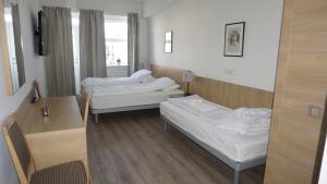 Un pat sau paturi într-o cameră la Hótel Borgarnes