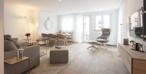 a living room with a couch and a table at MeerBlickD21 Residenzen in Norderney