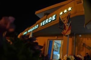 una señal en el lado de un restaurante con estrellas en él en Hotel Paradiso Verde en Marina di Bibbona