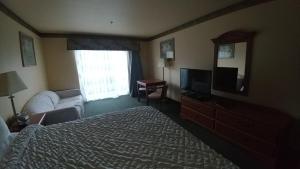 TV a/nebo společenská místnost v ubytování Palace Inn & Suites