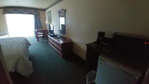 Postel nebo postele na pokoji v ubytování Palace Inn & Suites