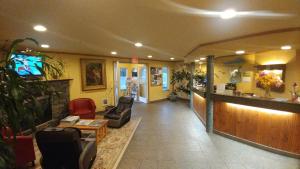 TV a/nebo společenská místnost v ubytování Palace Inn & Suites