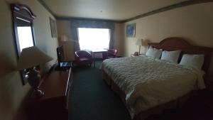Postel nebo postele na pokoji v ubytování Palace Inn & Suites