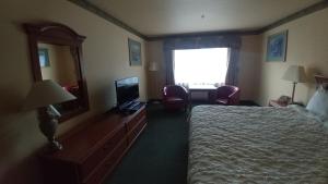 Postel nebo postele na pokoji v ubytování Palace Inn & Suites