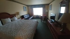 Postel nebo postele na pokoji v ubytování Palace Inn & Suites
