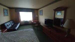 TV a/nebo společenská místnost v ubytování Palace Inn & Suites